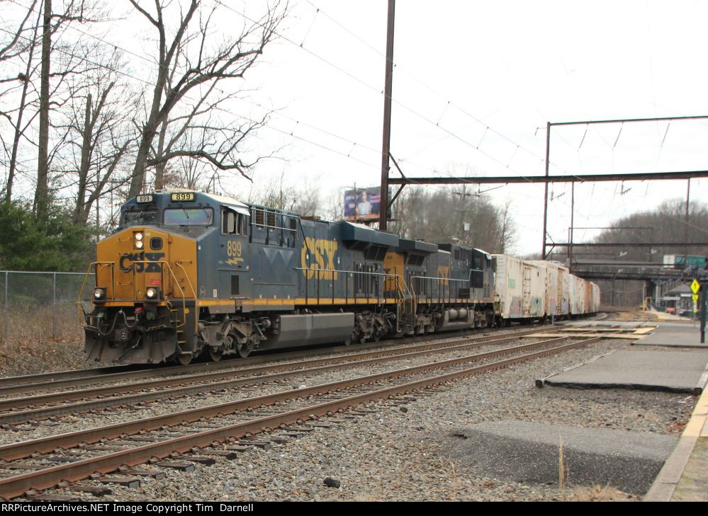 CSX 899 leads M406